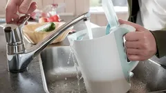 Miksi veden kiehumisen jälkeen ei saa lisätä vettä teekannuun: monet tekevät tämän virheen