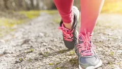 Kävely vatsarasvaa vastaan: valmentaja paljastaa tehokkaan päivittäisen määrän tulosten saavuttamiseksi