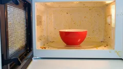 Mikroaaltouuni kiiltäväksi 10 minuutissa: kotikonsti, joka poistaa rasvan jälkiä jättämättä