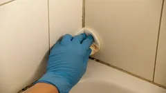 Loistavat laatoitussaumat 15 minuutissa: siivoojien salaisuus tehokkaaseen lian ja homeen poistoon