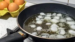 Täydelliset paistetut kananmunat: epätavallinen niksi jääpalalla paistinpannulla