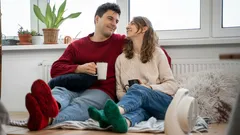 Pitkäkestoisen parisuhteen salaisuus: Psykologit paljastavat, miten kipinä säilyy vuosien jälkeen