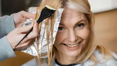 Näytä kymmenen vuotta nuoremmalta yhdellä värjäyksellä: hiusvärit, jotka nuorentavat ilmettä