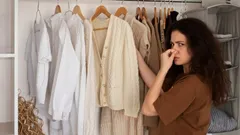 Kuinka päästä eroon epämiellyttävistä hajuista kaapissa ilman kemikaaleja: 3 tehokasta kotikonstia