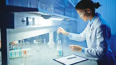 Tiedemiehet tekivät uuden löydön: Tulevaisuuden vaatteet valmistetaan jätteistä ja bakteereista – näin se toimii