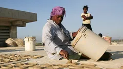 Missä maassa syödään auringonpaistamia "mutaleipiä" ja miksi?