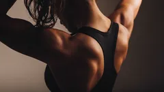 Leuanvedot ilman tankoa: Valmentaja paljastaa 3 parasta kotitreeniä vahvalle selälle