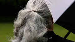 Miten harmaat hiukset voi helposti peittää: käytännön vinkkejä naisille ja miehille