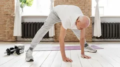 Ikäihmisten jumppa: 15 minuuttia päivässä hidastaa ikääntymistä ja lisää energiaa