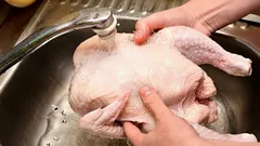 Miksi raakaa kanaa ei kannata pestä ennen valmistusta – yleisin virhe, jonka kaikki tekevät